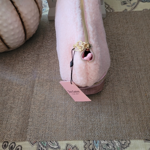 Juicy Couture sherpa top zip cosmetic case, new - Picture 3 of 5